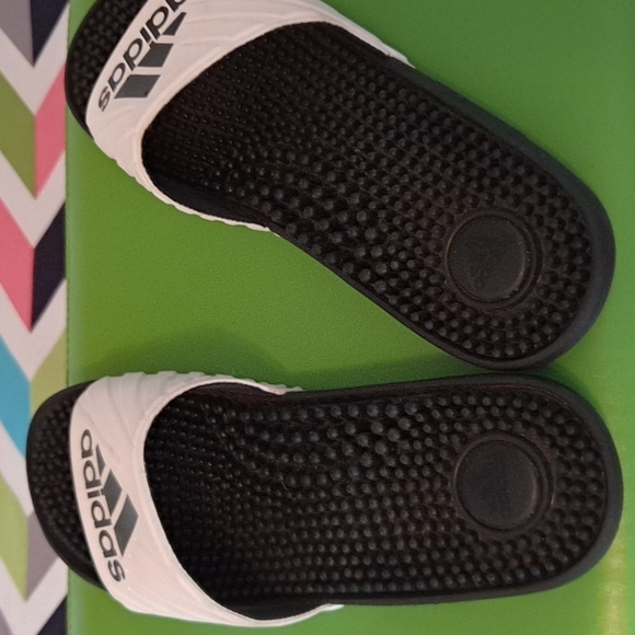 ADIDAS flip flops..size 8..white n blk - Picture 4 of 4